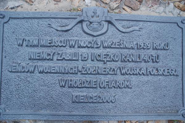 Kielce - ul. Zamkowa - Tablica poświęcona jeńcom zamordowanym 9 września 1939 r.