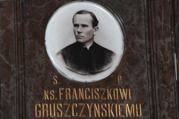 Kielce - ul. Jana Pawła II 7 - Tablica poświęcona ks. Franciszkowi Gruszczyńskiemu