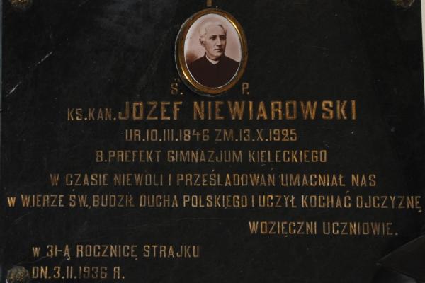 Tablica poświęcona ks. Józefowi Niewiarowskiemu - Fot. Agnieszka Markiton