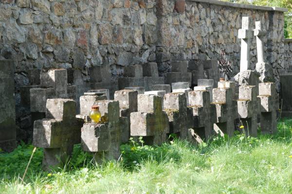 Lapidarium przy murze cmentarnym - Fot. Agnieszka Markiton