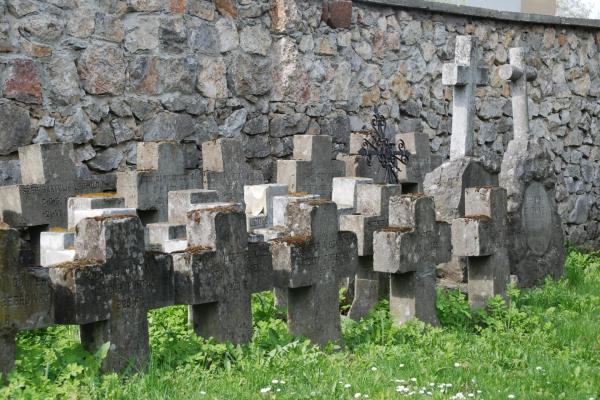 Lapidarium przy murze cmentarnym - Fot. Agnieszka Markiton
