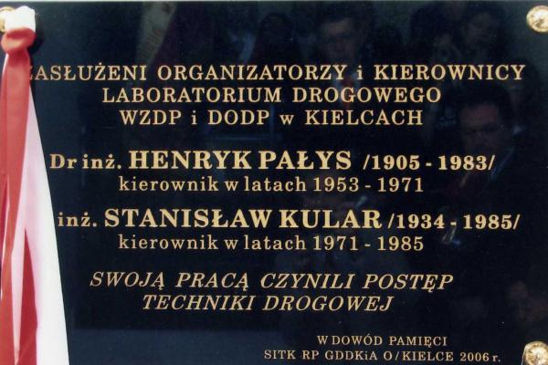Kielce - ul. Paderewskiego 43/45 - Tablica pamiątkowa poświęcona kieleckim drogowcom