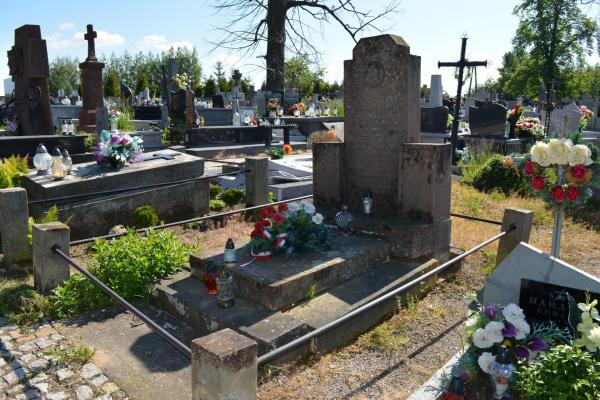 Tarczek - gm. Pawłów - Cmentarz parafialny - Grób żołnierza AK Gustawa Postuły