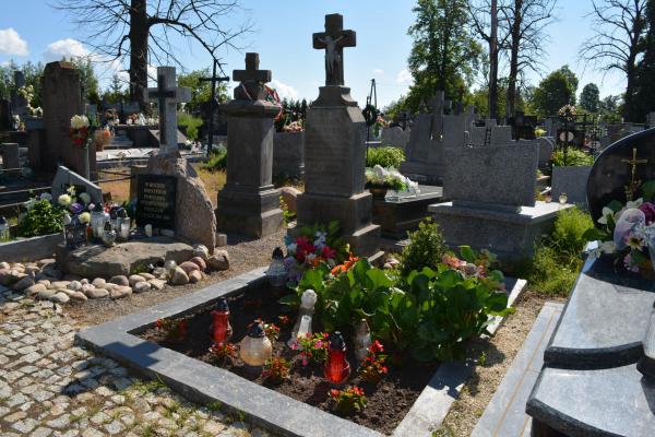 Tarczek - gm. Pawłów - Cmentarz parafialny - Mogiła żołnierza AK Konstantego Dekla