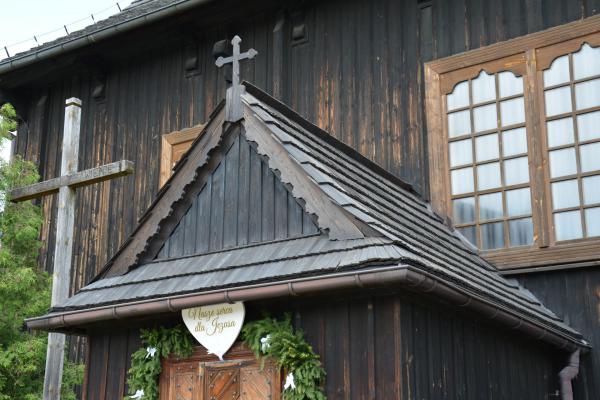 Daszek kruchty pokryty gontem - Fot. Agnieszka Markiton