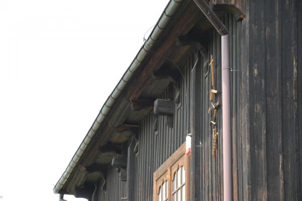 Spływające połacie dachu oparte na belkach - Fot. Agnieszka Markiton