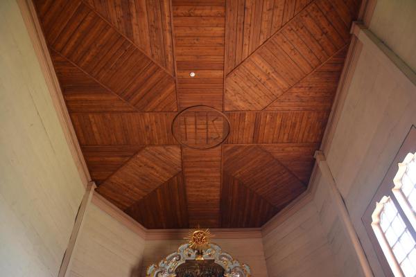 Płaski strop nad prezbiterium - Fot. Agnieszka Markiton