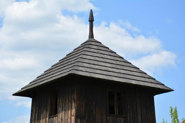 Namiotowy dach dzwonnicy pobity gontem - Fot. Agnieszka Markiton