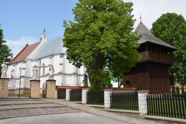  Dzwonnica przy kościele parafialnym p.w. Wniebowzięcia NMP - Fot. Agnieszka Markiton
