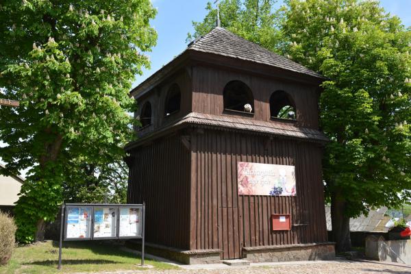 Małogoszcz - dzwonnica przy kościele parafialnym pw. Wniebowzięcia NMP