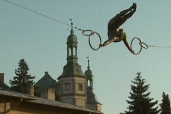 „Balansujący” nad Placem Artystów - Wystawa rzeźb Jerzego Kędziory 