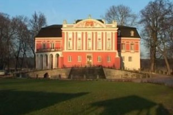 Zespół pałacowo-parkowy w Kurozwękach  - Gościmy w zespole pałacowym należącym do rodziny Popielów.