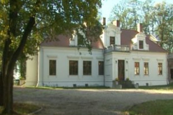 Dobra Radziwiłłów - Dom i Biblioteka Sichowska im. Krzysztofa i Zofii Radziwiłłów