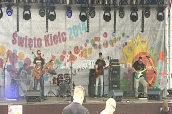 Rock-Front 2014 - Zespół BOOZER - Działa od 2009 r. Jego muzycy pochodzą z okolic Sandomierza i Ożarowa. Grupę tworzą: Andrzej Mazur (gitara, wokal), Rafał Ciźla (gitara, wokal), Marcin Bęczkowski (perkusja), Mateusz Skorupa (gitara basowa).