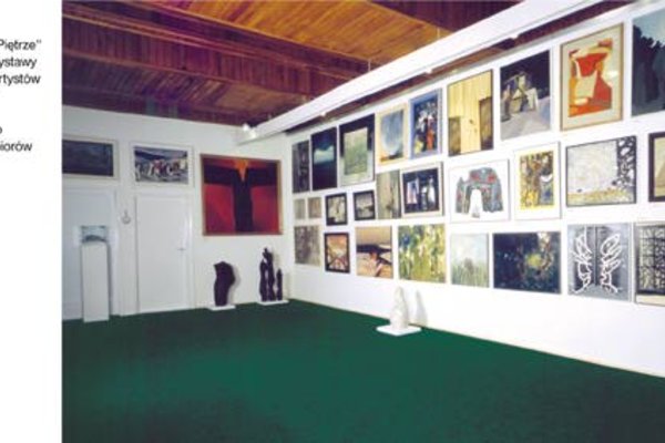 Galeria  - Fragment wystawy twórczości artystów kieleckiego środowiska plastycznego.