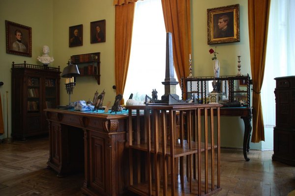 Muzeum Henryka Sienkiewicza w Oblęgorku - Tu rozpoczął pisanie 