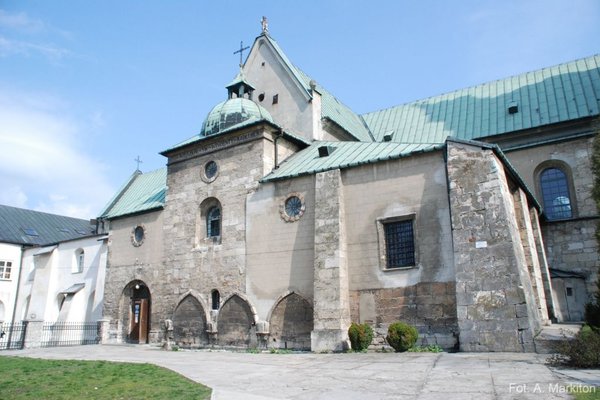 Opactwo cystersów w Jędrzejowie - Południowa elewacja kościoła cystersów z widocznymi ostrołukowymi gurtami z dawnego skrzydła klasztornego