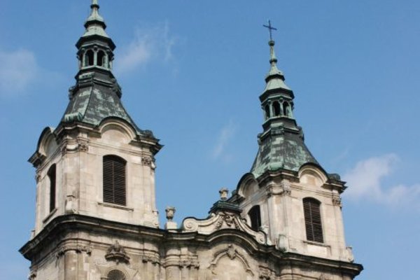 Opactwo cystersów w Jędrzejowie - Fasada z dwiema symetrycznymi wieżami (symbol panoramy Jędrzejowa)
