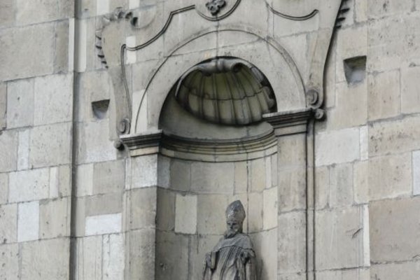 Opactwo cystersów w Jędrzejowie - Elementy architektoniczne fasady kościoła