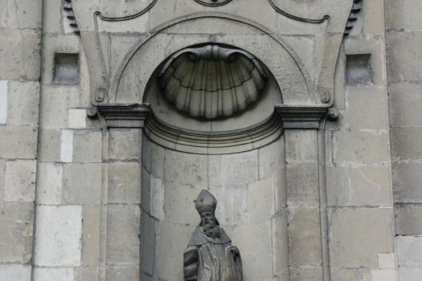 Opactwo cystersów w Jędrzejowie - Elementy architektoniczne fasady kościoła