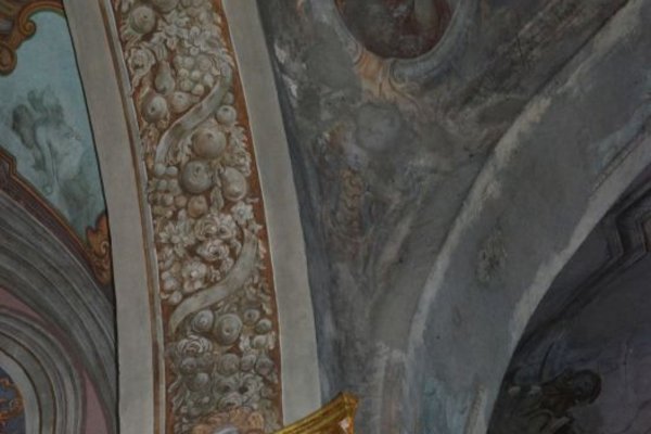 Opactwo cystersów w Jędrzejowie - Oparcie gurty sklepienia na filarze w nawie głównej