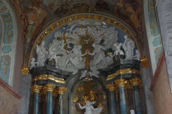 Opactwo cystersów w Jędrzejowie - Ołtarz główny z rzeźbami przedstawiającymi Wniebowzięcie NMP
