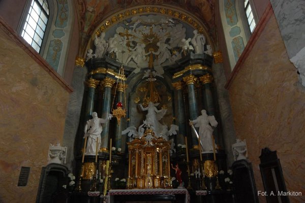 Opactwo cystersów w Jędrzejowie - Ołtarz główny z rzeźbami przedstawiającymi Wniebowzięcie NMP