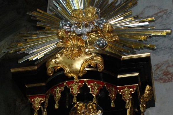 Opactwo cystersów w Jędrzejowie - Późnobarokowa ambona z płaskorzeźbą postaci św. Jana Chrzciciela