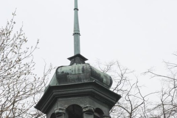 Kościółek św. Leonarda - Dwuspadowy dach kryty gontem z arkadową sygnaturką