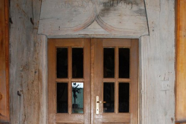 Kościółek św. Leonarda - Drewniany portal prowadzący do nawy 