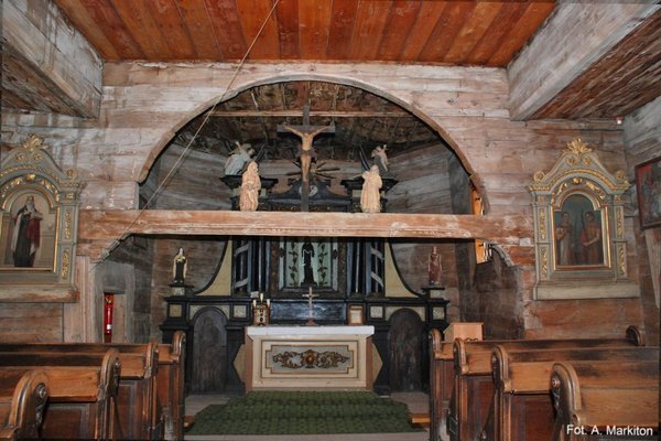 Kościółek św. Leonarda - Nawa i prezbiterium przykryte płaskimi stropami