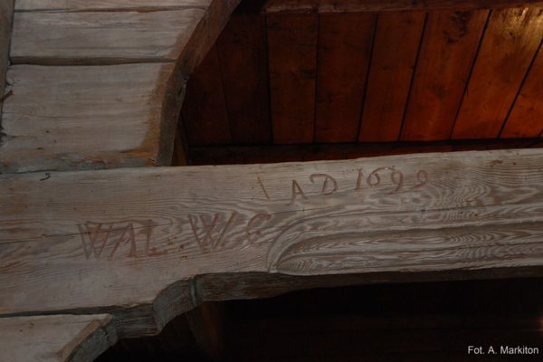 Kościółek św. Leonarda - Graniczny łuk tęczowy z napisem