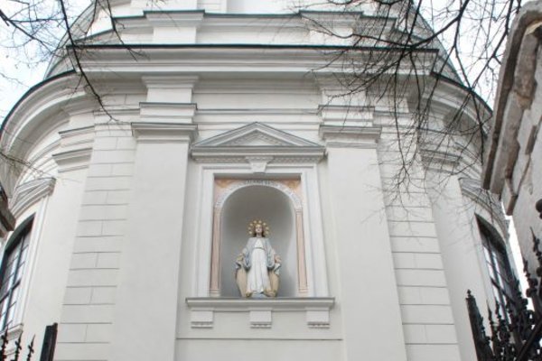 Kościół NMP w Busku-Zdroju - Elewacja wejściowa kościoła