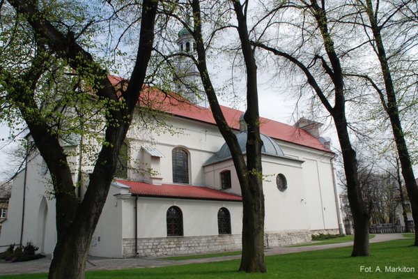 Kościół NMP w Busku-Zdroju - Północna elewacja kościoła z dobudowaną kwadratową kaplicą
