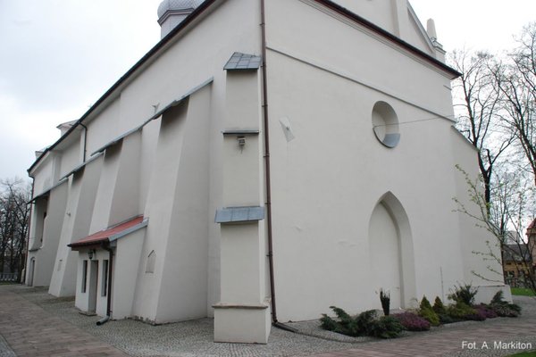 Kościół NMP w Busku-Zdroju - Południowa elewacja kościoła