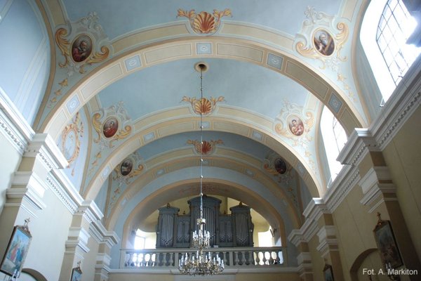 Kościół NMP w Busku-Zdroju - Organy pod sklepieniem kolebkowym z gurtami