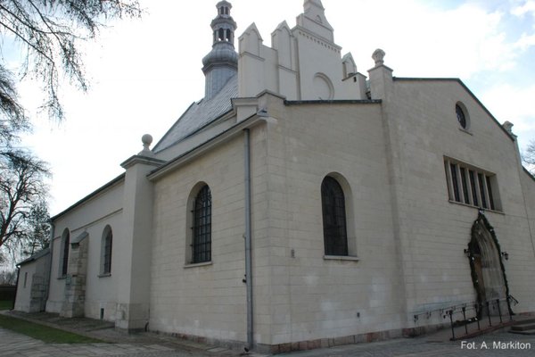 Kościół p.w. św. Trójcy w Jędrzejowie - Elewacja północna z odsłonięta przyporą