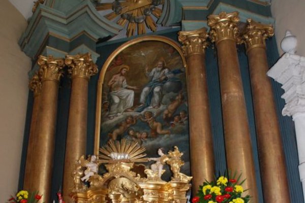 Kościół p.w. św. Trójcy w Jędrzejowie - Późnobarokowy ołtarz główny z rokokową ornamentacją