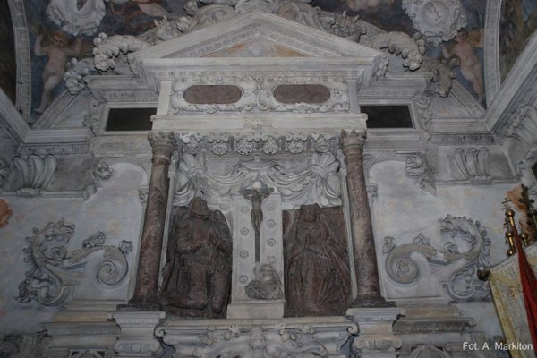 Kaplica Firlejów w Bejscach - Klęczące postacie Mikołaja i Elżbiety