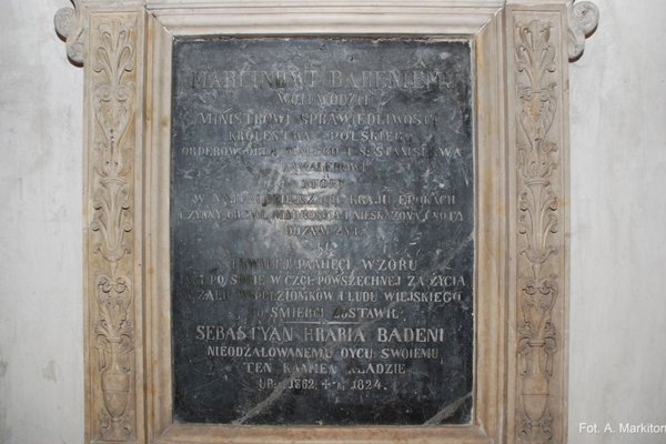 Kaplica Firlejów w Bejscach - Klasycystyczne epitafium z sercem Marcina Badeniego