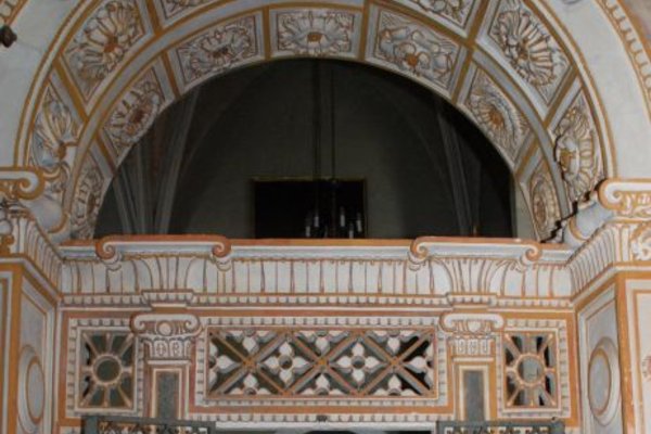 Kaplica Firlejów w Bejscach - Wyjście z ażurową ścianką i żelaznymi drzwiczkami 