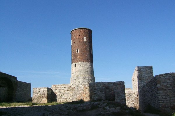 Zamek w Chęcinach - Ruiny zamku, widoczna wieża więzienna