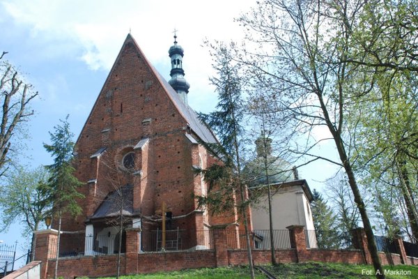 Kościół parafialny w Bejscach - Elewacja zachodnia kościoła z przedsionkiem pomiędzy przyporami