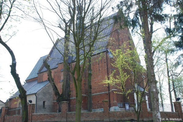 Kościół parafialny w Bejscach - Elewacja północna z barokową kaplicą św. Anny