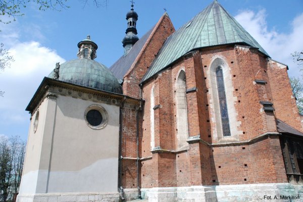 Kościół parafialny w Bejscach - Elewacja południowa z Kaplicą Firlejów z przełomu XVI XVII w.