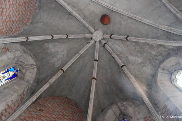 Kościół parafialny w Bejscach - Gotyckie sklepienie krzyżowo-żebrowe nad prezbiterium