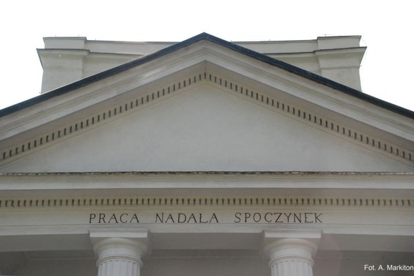 Pałac w Bejscach - Fragment portyku wejściowego z napisem na belkowaniu