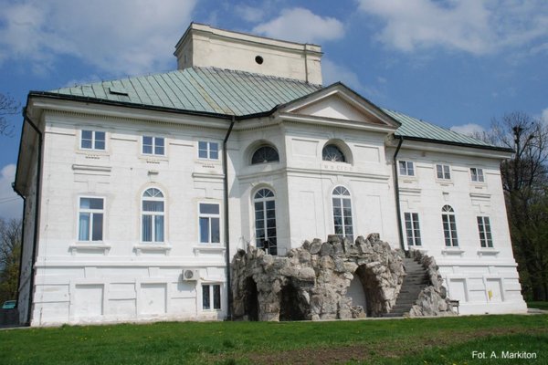 Pałac w Bejscach - Elewacja ogrodowa z trójbocznym ryzalitem