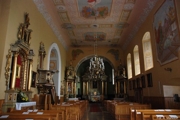 Kościół parafialny  w Kazimierzy Wielkiej - Prostokątna nawa główna przykryta płaskim stropem