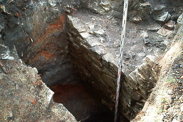  Fragment północnej ściany średniowiecznej wieży mieszkalno-obronnej Szafrańców w wykopie archeologicznym.  - Fot. Czesław Hadamik